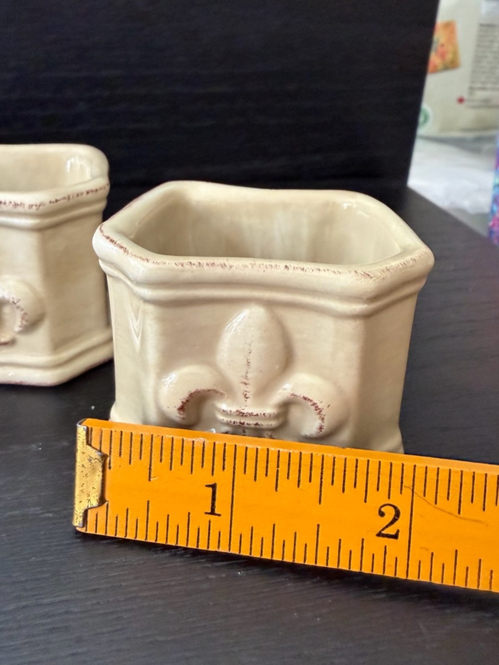 Artimino Beige Fleur-de-Lis Ceramic set of 4 napkin rings - Picture 11 of 12